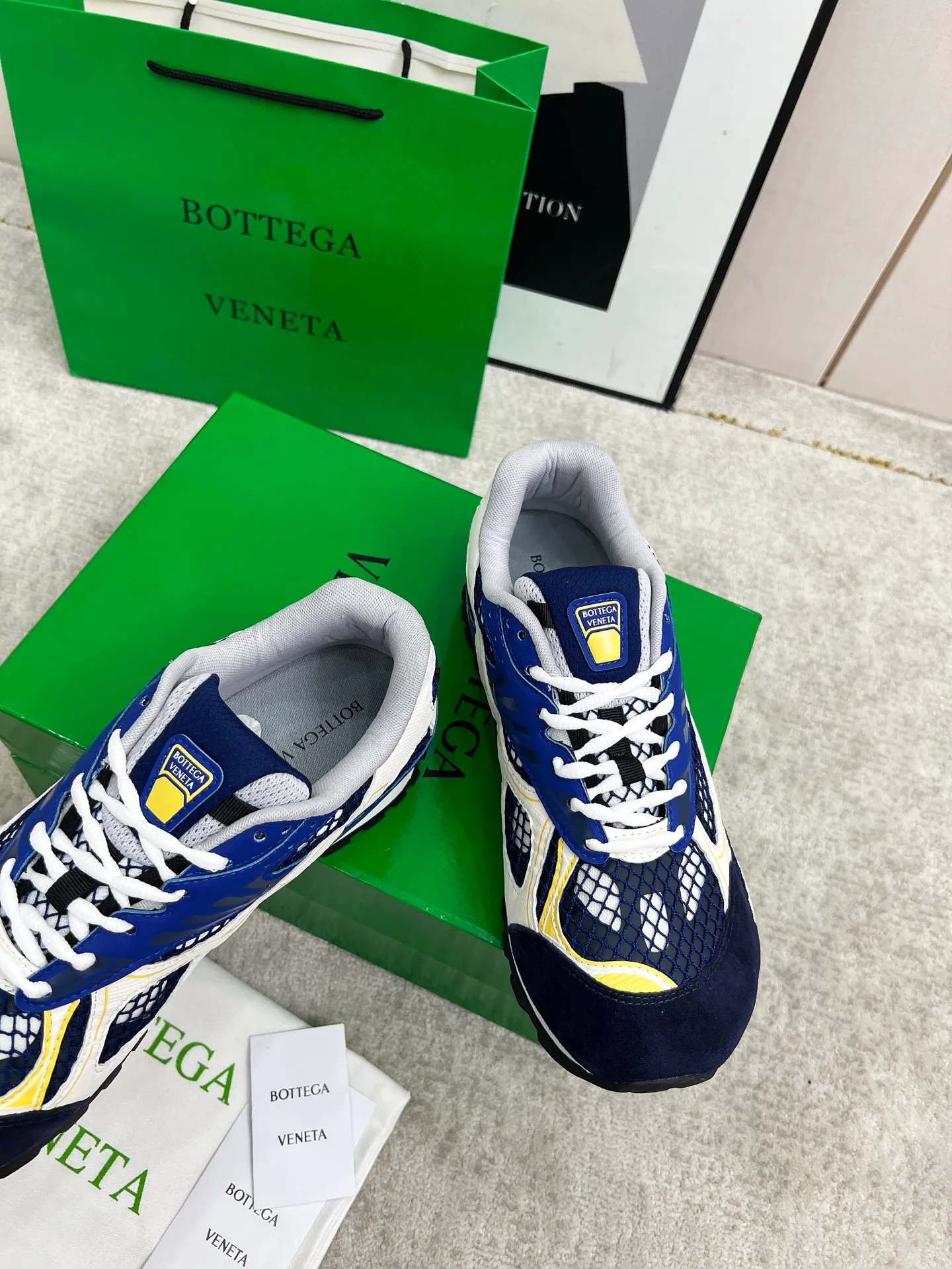P540. Top version (couples model) Bottega Veneta Bottega Veneta 23ss autumn and winter show BV Orbit sneakers Wang Yibo's same style couples casual shoes dad shoes! Runner sneakers! Original purchase and development!  Made of original lightweight technical mesh fabric, the same as the original version! The process is complicated!  Paired with a rubber outsole designed with a geometric pattern, the high version of the Wang Zha series is actually much taller, but the legs still look slim. Very nice. Durable and playable, standard and version-matching shoe package technology, look for high-end versions. The original outsole is exclusively molded, and the color-blocked TPU outsole is used. The material and weight are the same as the original!  Size: #Female 35-41 (40 and 41 customized sizes are non-refundable) Male 39-45 (45 size customized are non-returnable and exchangeable)